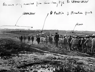 Prisonniers chinois marchant depuis Kuanchengtze, c.1931